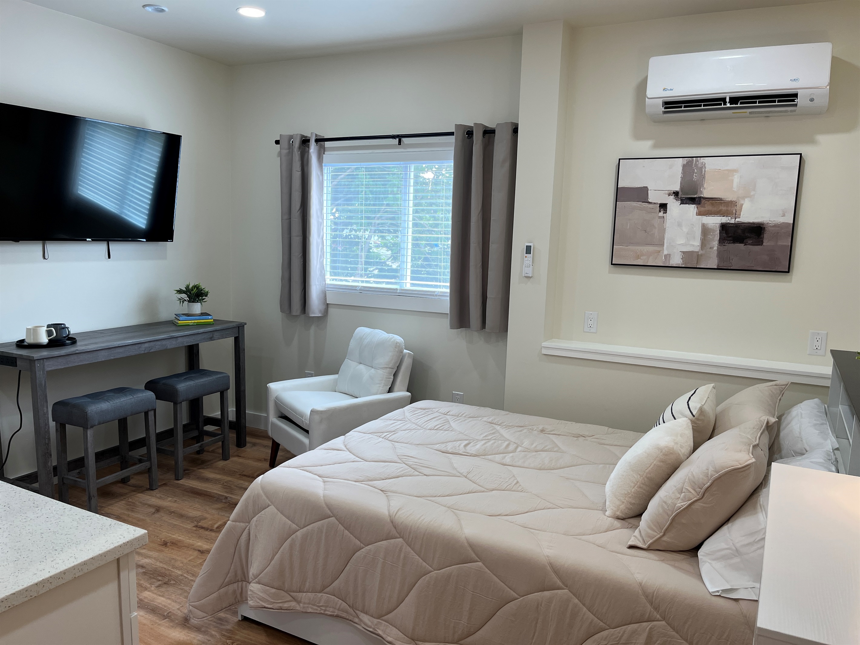 Queen bed in studio sleeping area