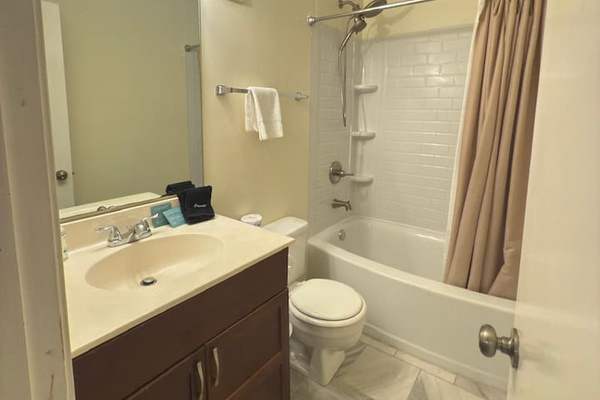 Second bathroom with tub