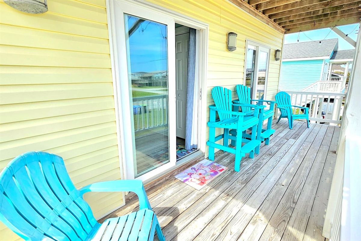 Balcony for downstairs full bedroom and office/futon room, as well as queen room. Partial ocean views.