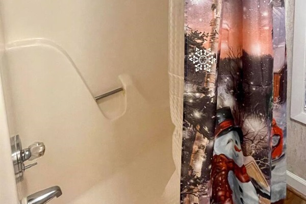 shower/tub combo in bathroom