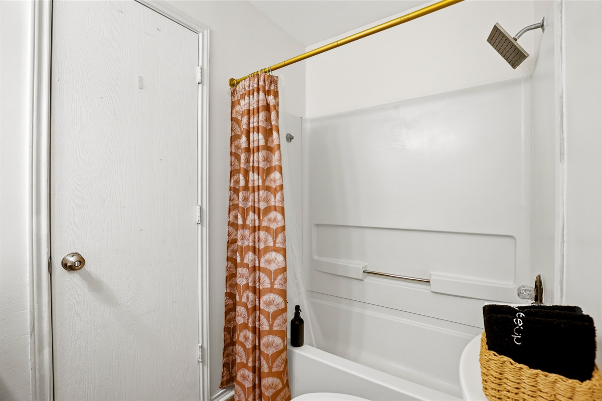 Bathroom 2 features a rain-style showerhead and full soaking tub — the perfect wind-down after a day at SeaWorld or Six Flags. Clean, bright, and stocked with all essential toiletries.
