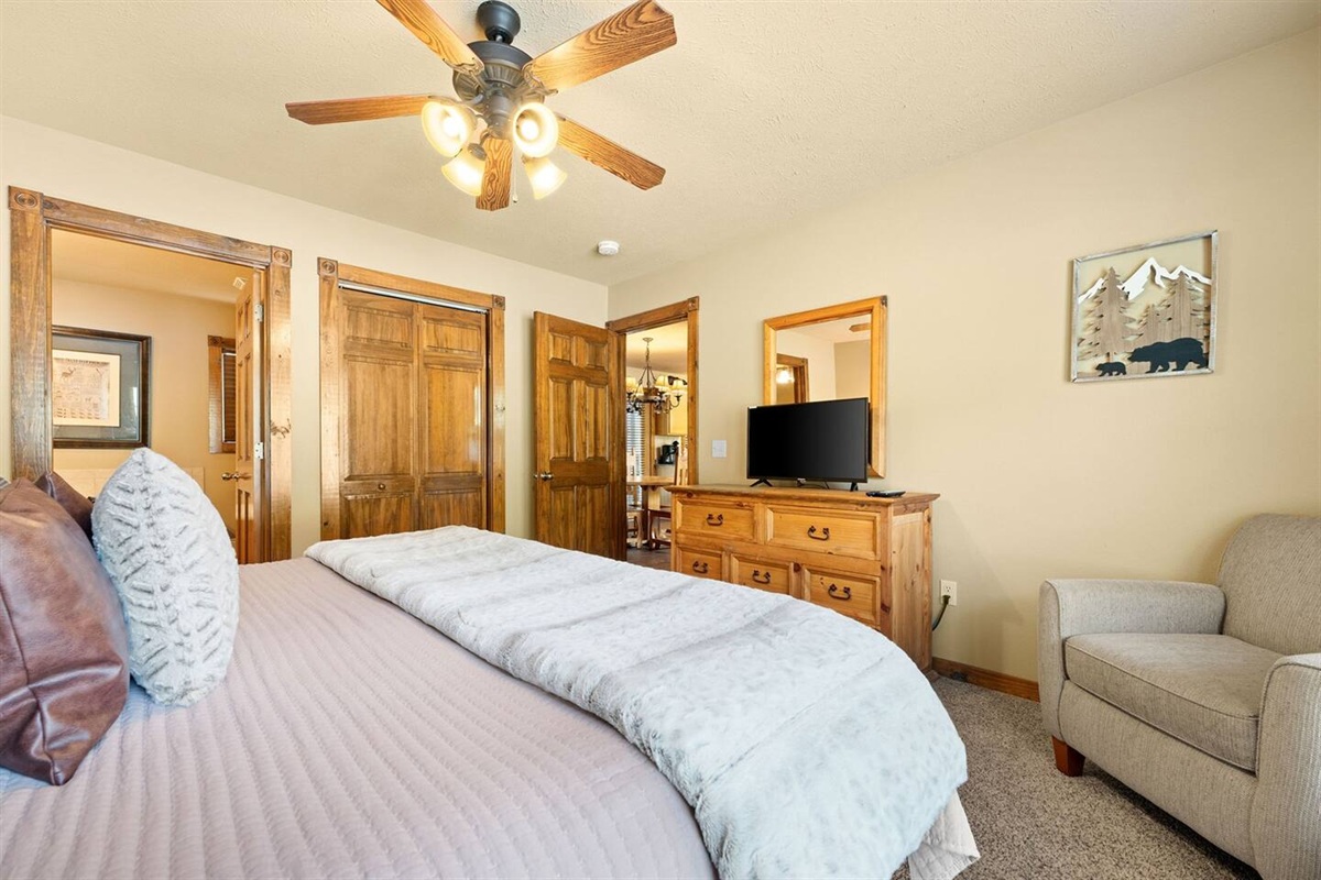 Your own king suite, TV and private bathroom means you can retreat and recharge whenever you&rsquo;re ready for a little quiet time.