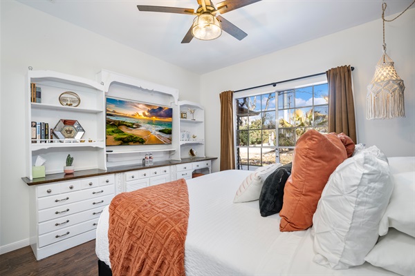 King Bed, built-ins and great views!