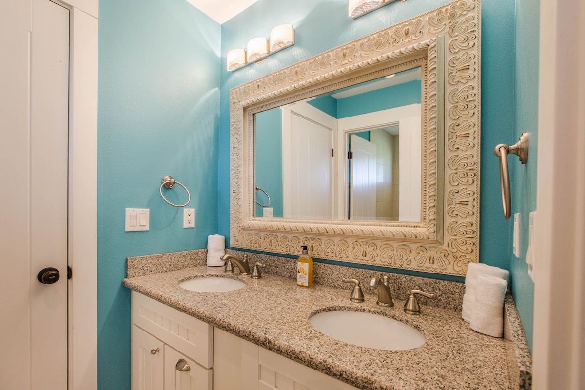 Shared bathroom with Plumeria and Ocean bedrooms