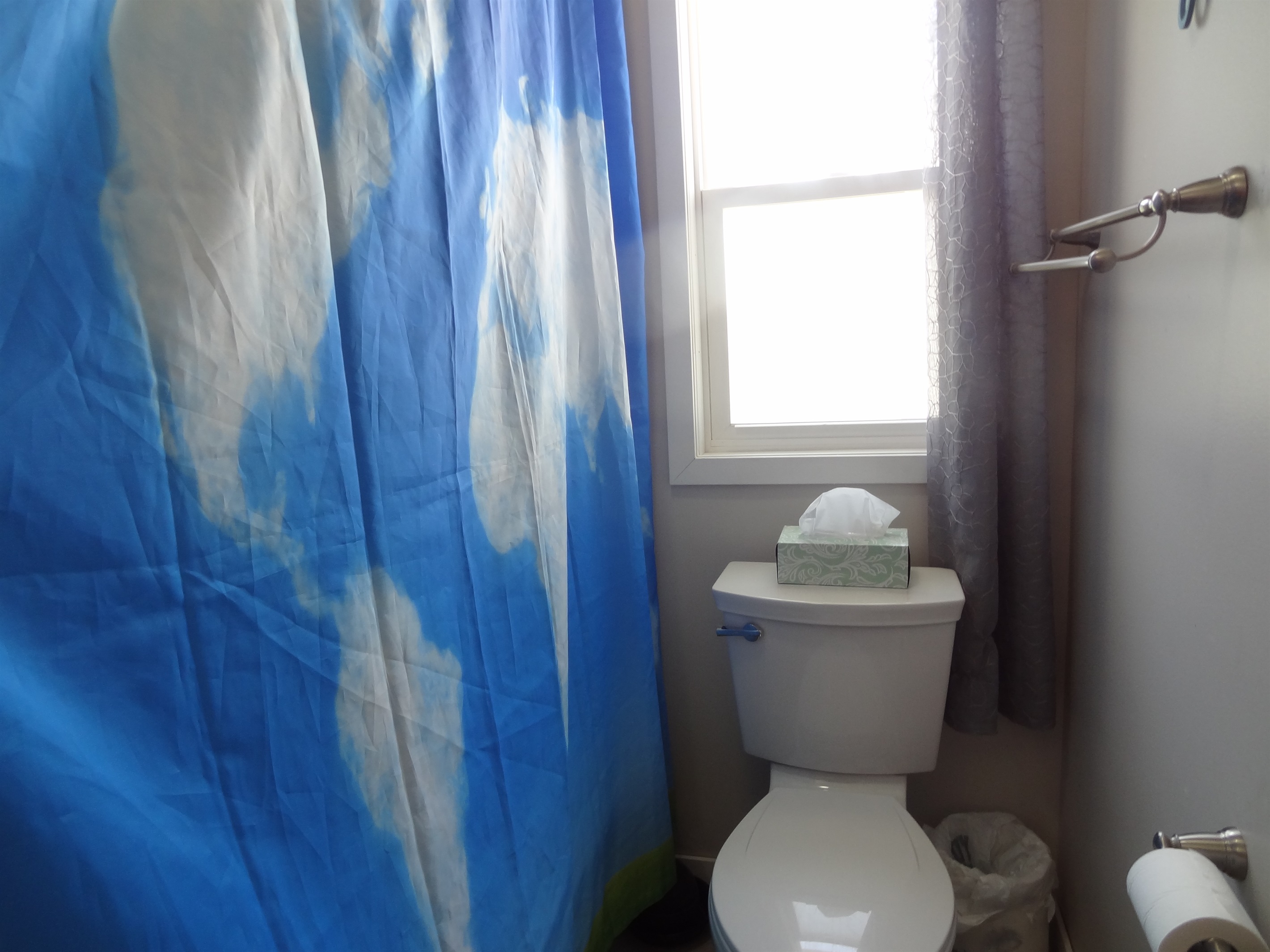 Main floor bathroom with tub/shower