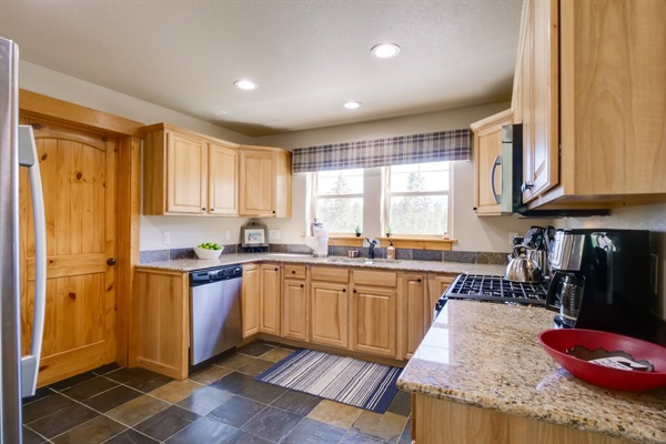 Full kitchen, granite counter tops, stainless steel appliances