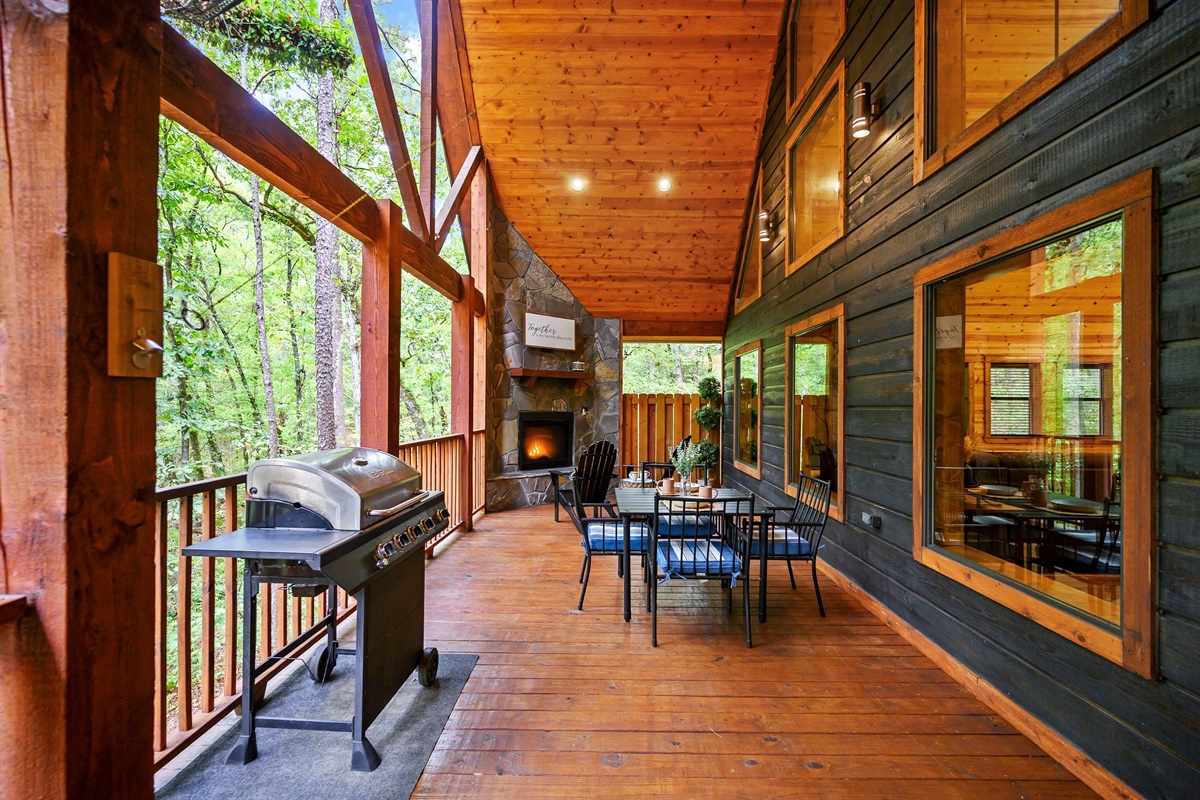 Gas grill: propane provided. Gas fireplace and outside dining for 4.