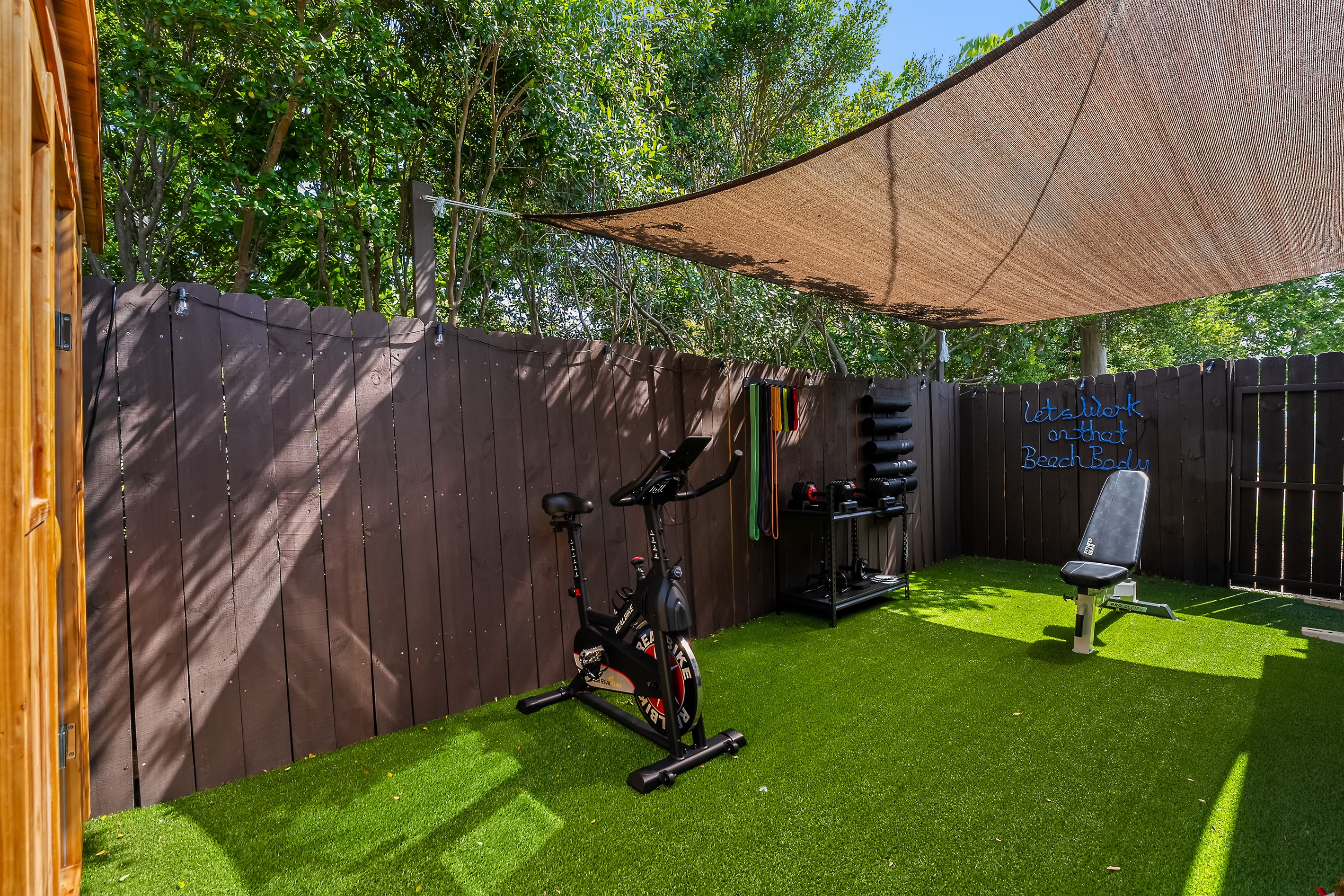 💪 Vacation doesn't mean skipping gains — your private outdoor gym awaits! 🏋️🌞