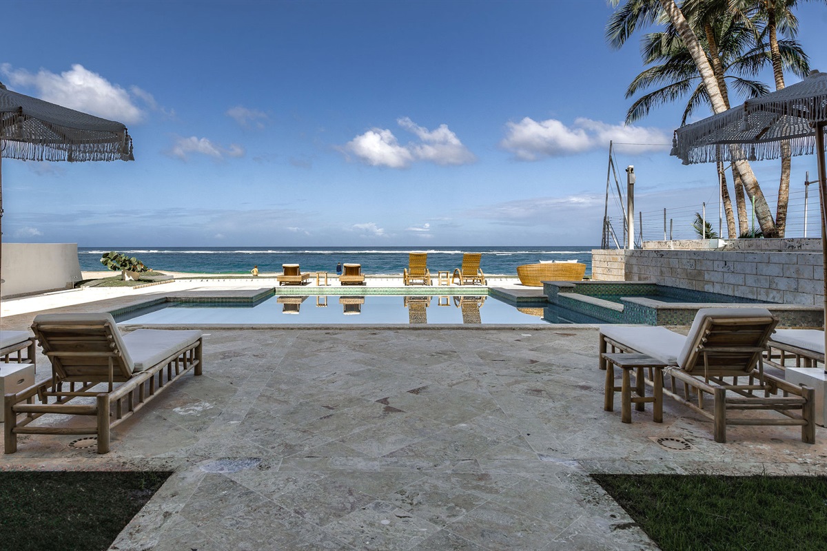 ake up to waves, step out to views