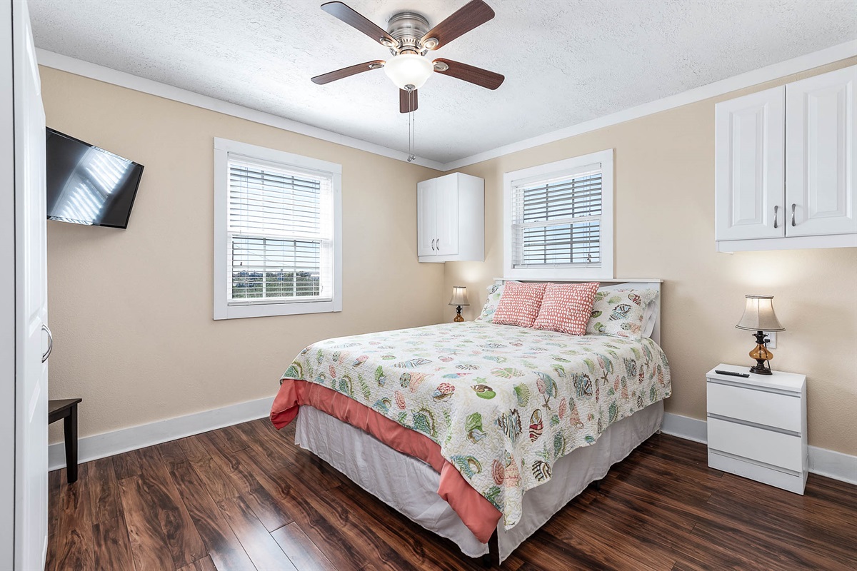 Bedroom 2 with Queen bed