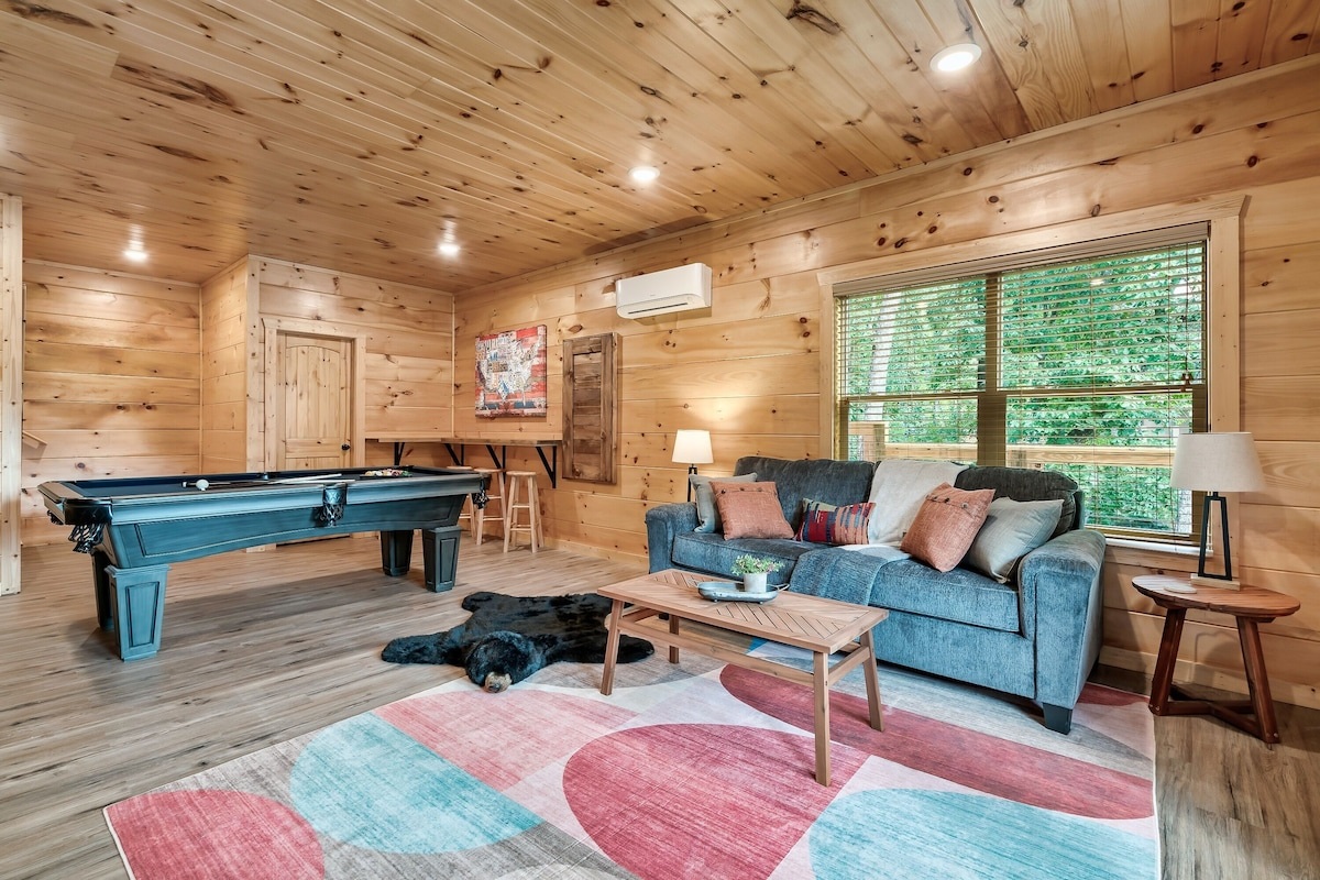 Life sized Connect 4, pool table, large smart TV, books and games are all fun! 