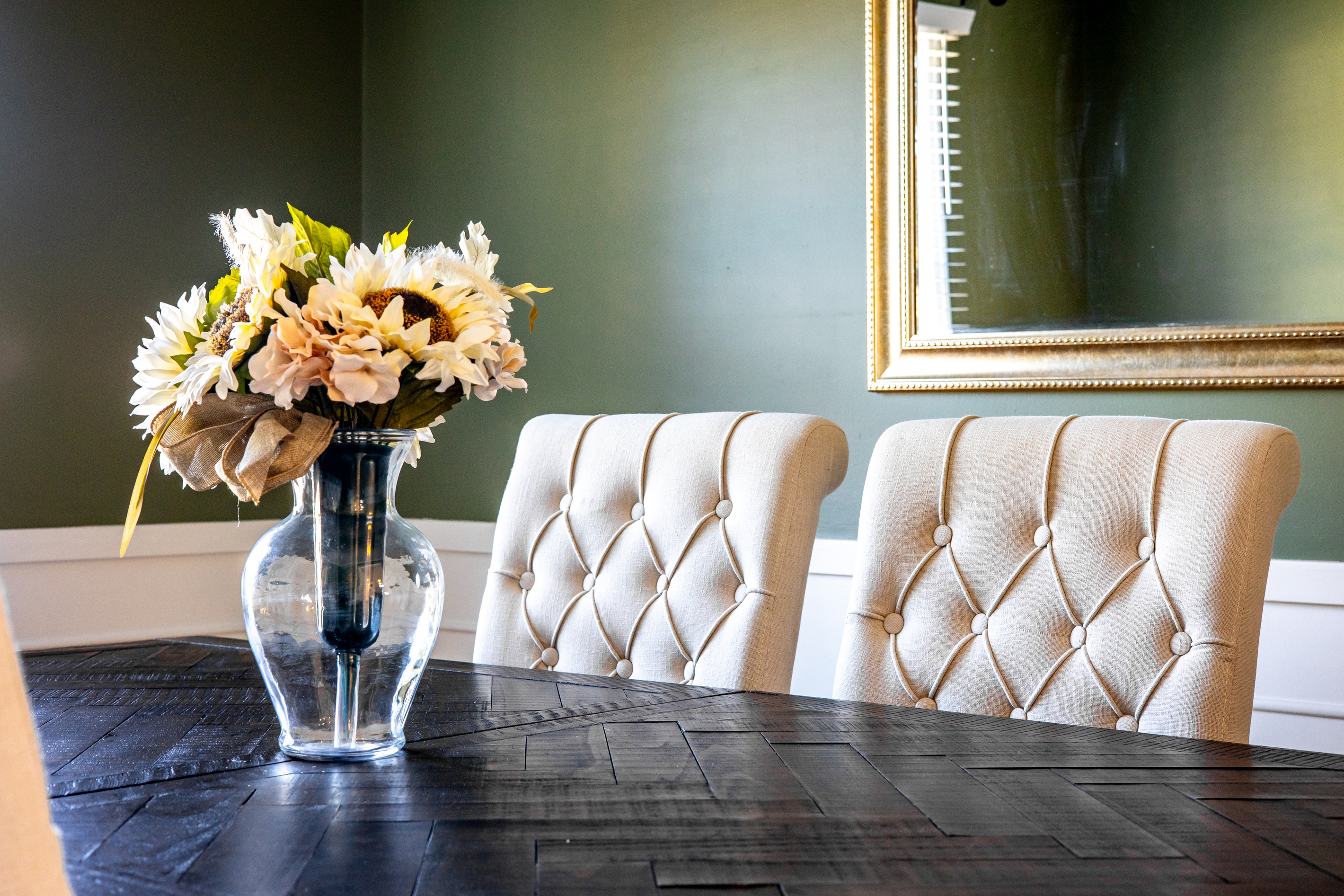 Dining Room with 6 seated dining table. Two spare chairs provided for groups of 7-8