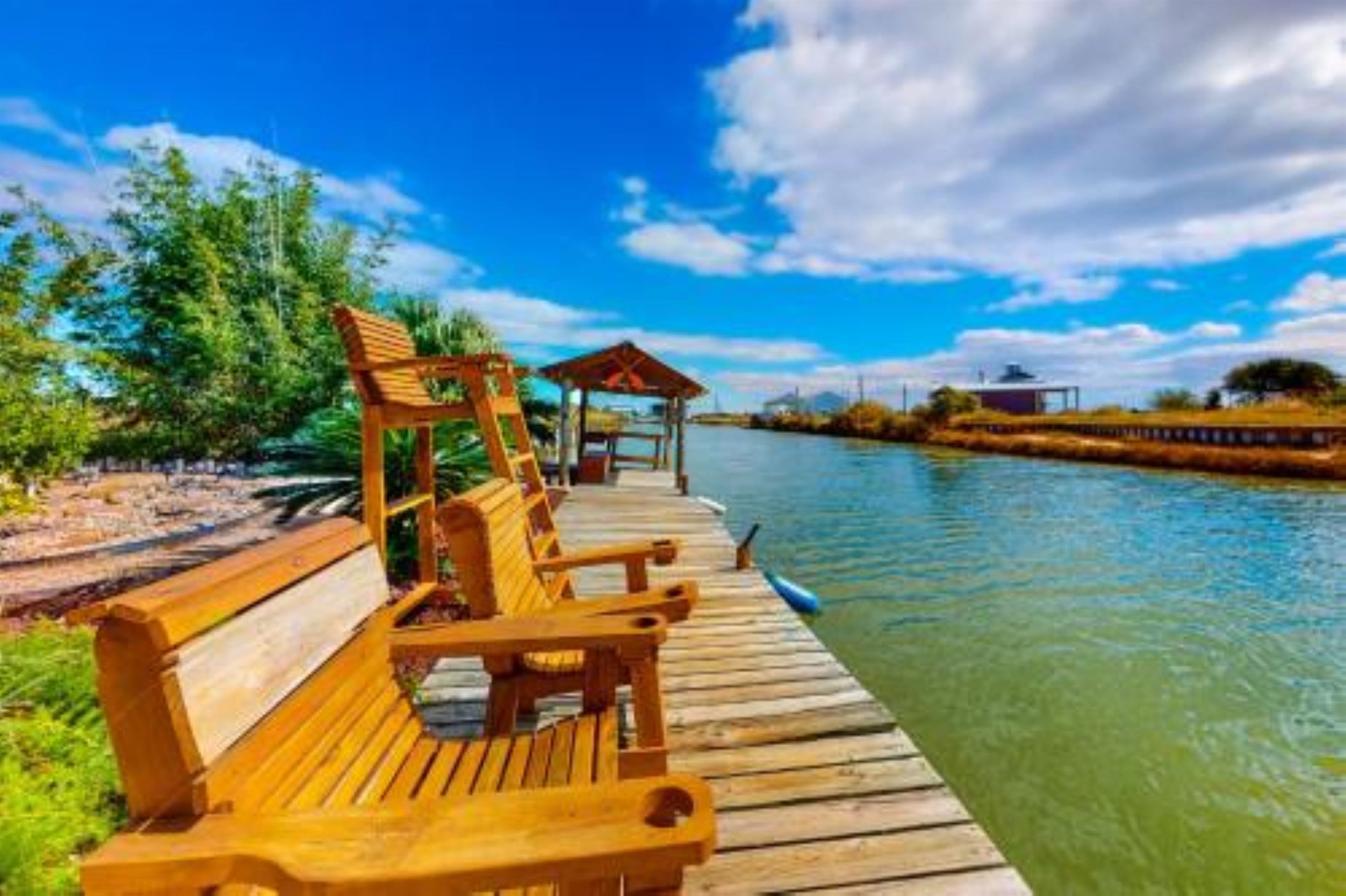 Plenty of waterfront outdoor seating