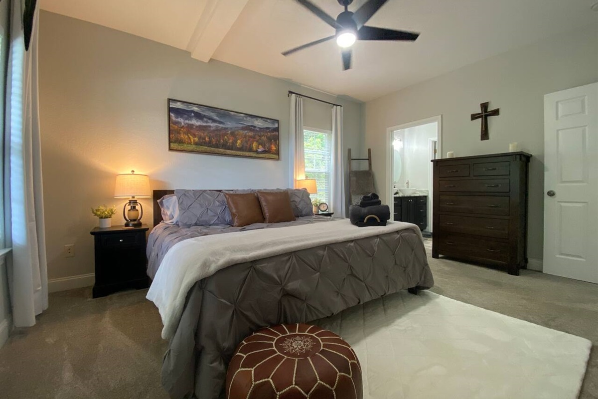 King size  memory foam bed with your choice of memory foam or hypo-allergenic goose down alternative pillows. Room darkening curtains allow you to enjoy the beautiful mountain mornings...but not until you are ready. 