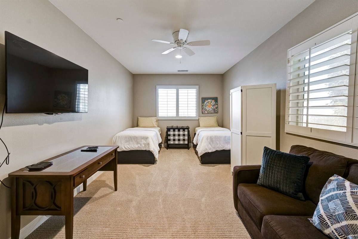 Third Bedroom (2 Twins & Queen Pull-Out Sofa Bed) 