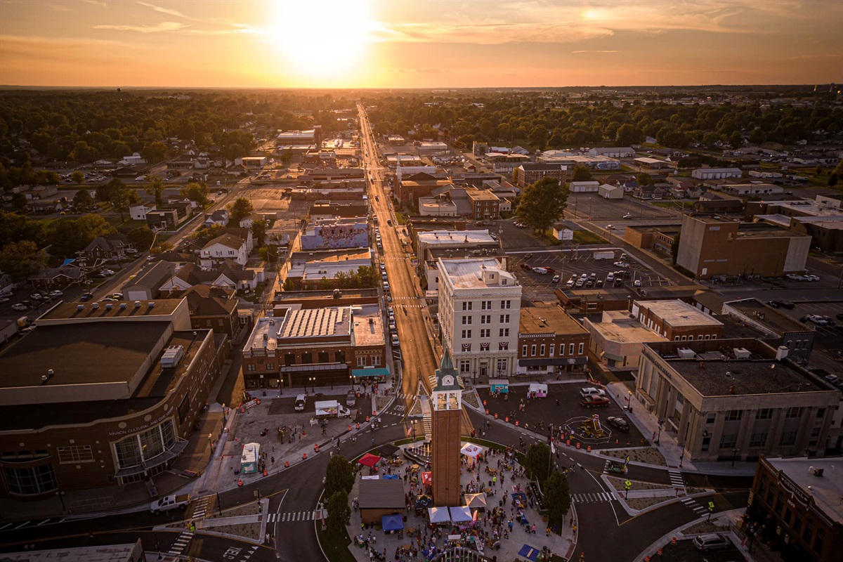 Lively downtown just 1 minute away