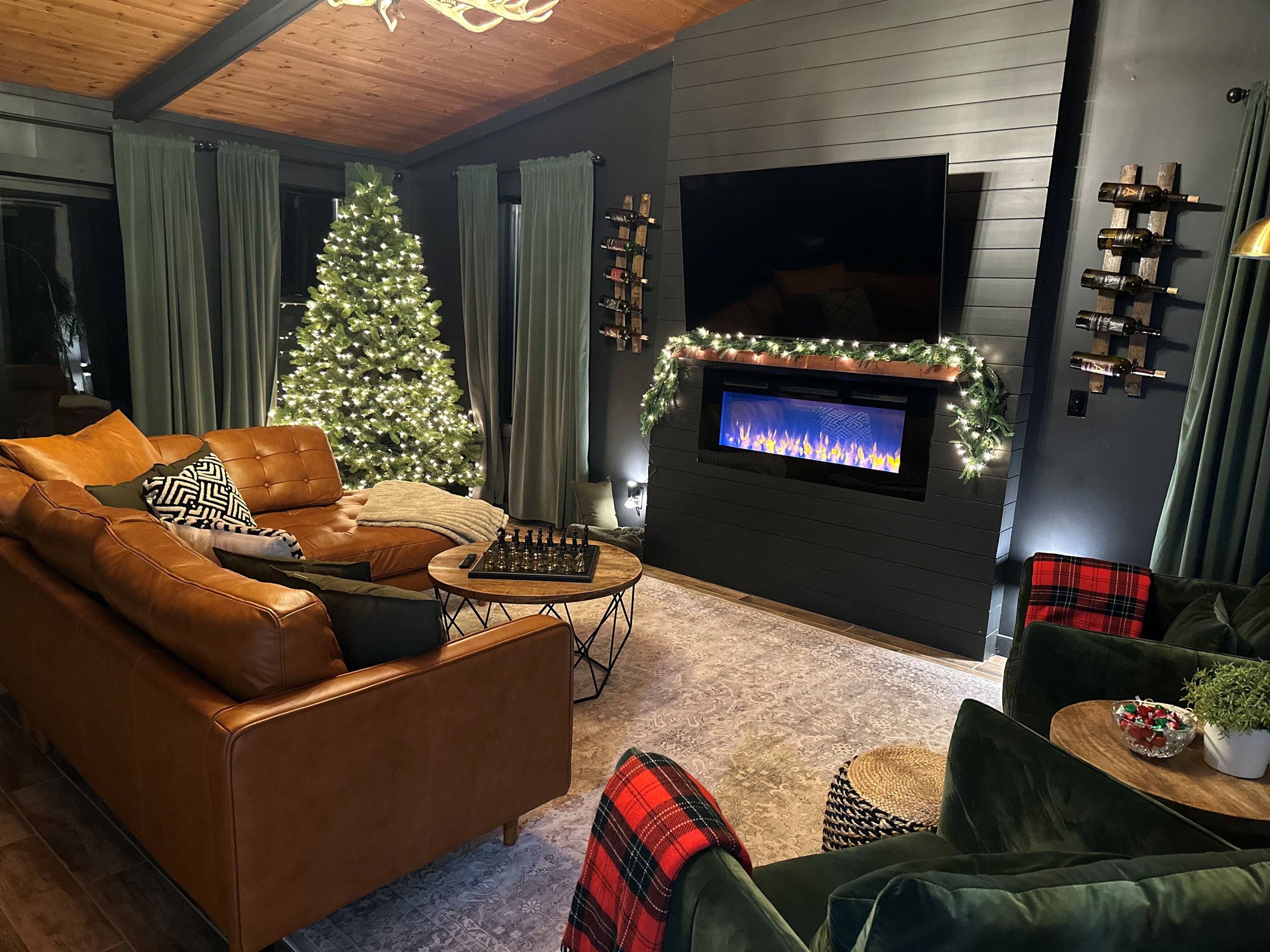 Whiskey Run is officially dressed for the season! We kept things winter-themed so you can enjoy the cozy vibes well into the new year.   The Christmas tree will be up until late January and then we will transition into a winter look through February. 