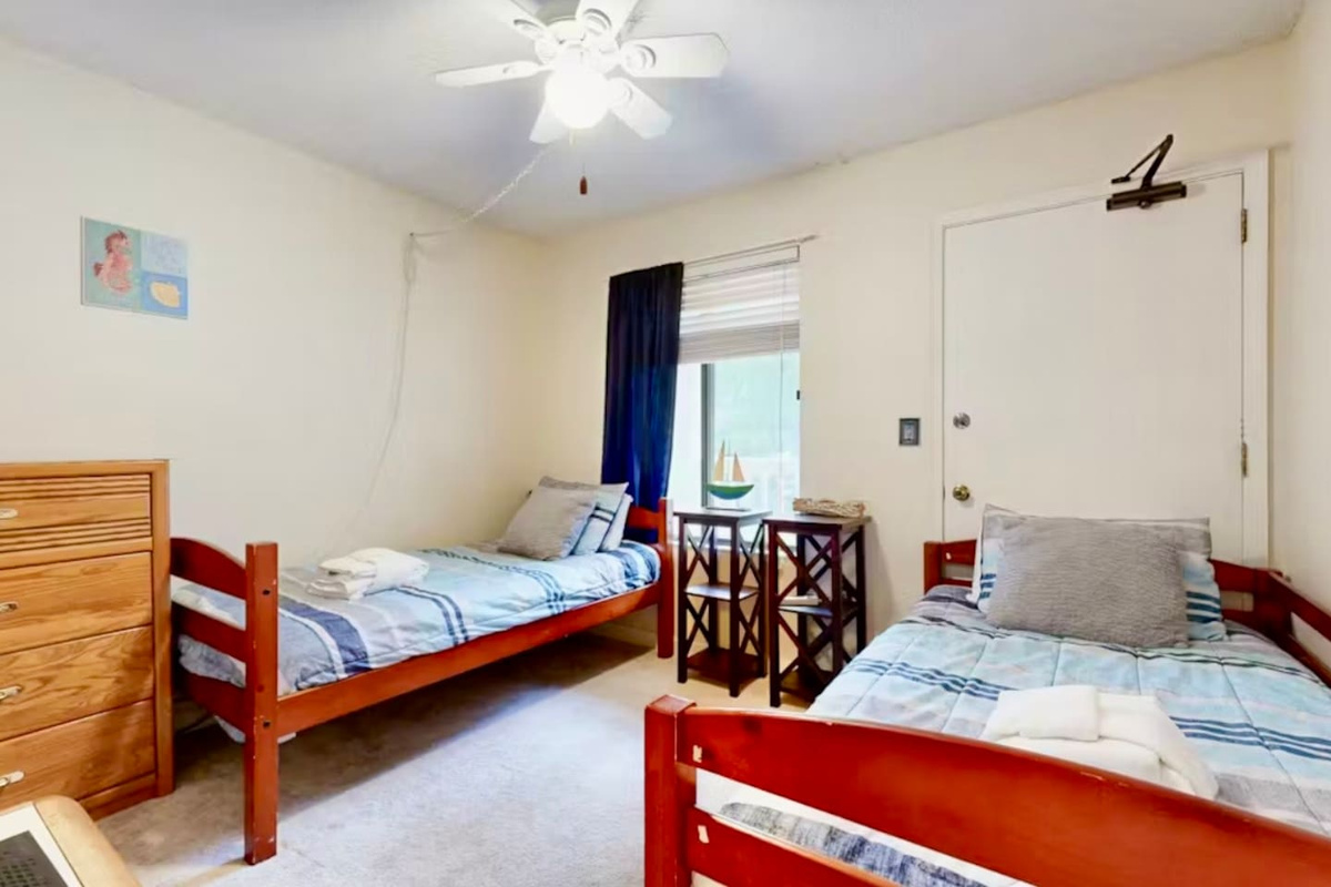 Second bedroom with twin beds