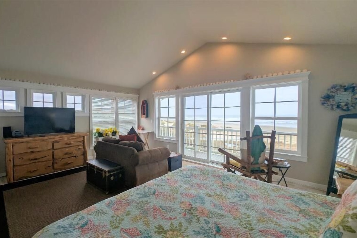 king room with balcony & TV