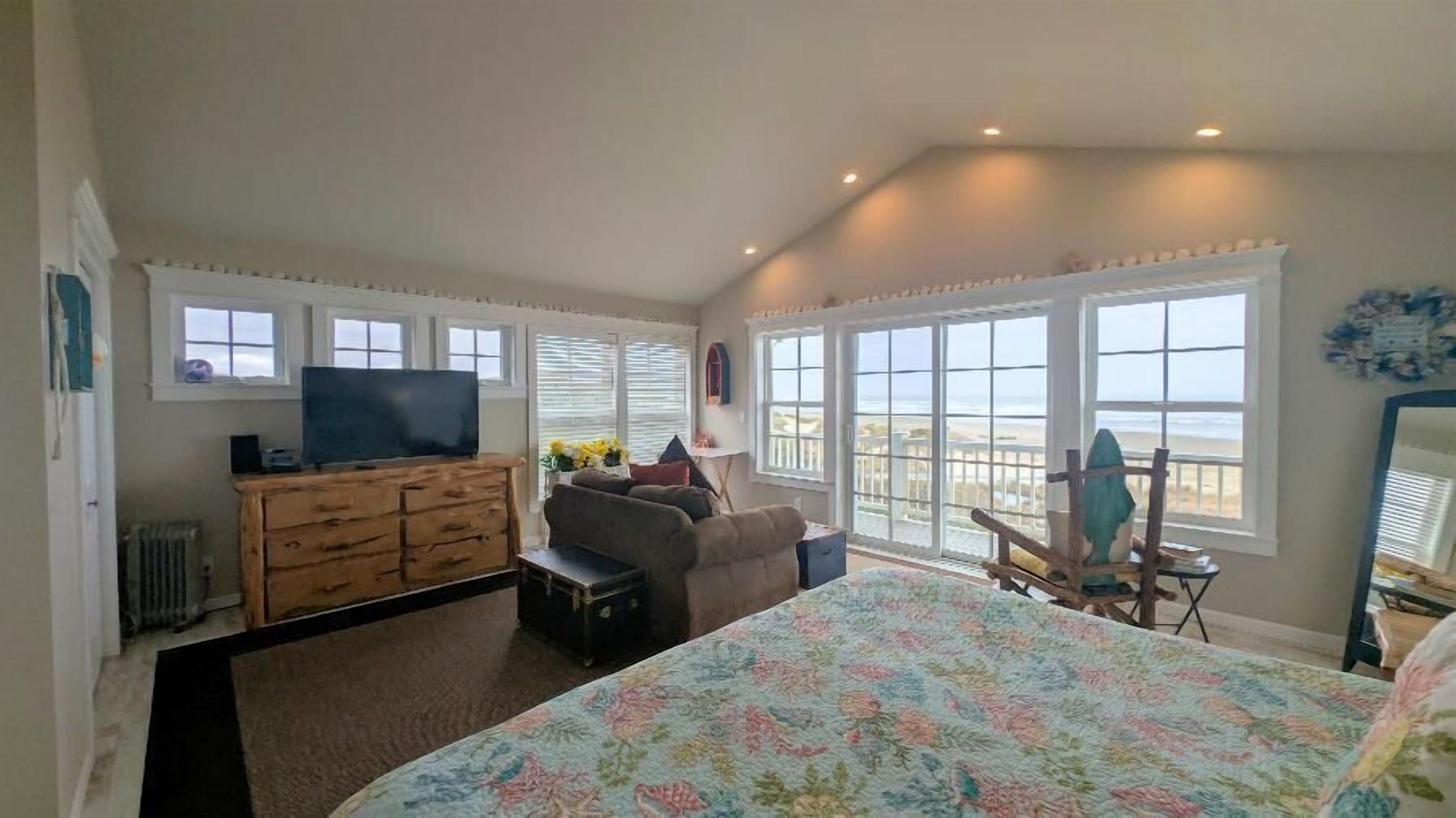 king room with balcony & TV