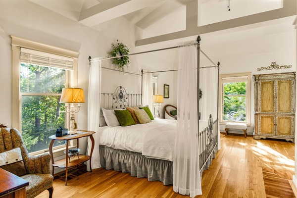 BR1: Main level master with king and queen beds and ensuite bathroom
