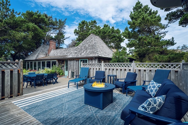 BACK DECK WITH PROPANE FIRE TABLE