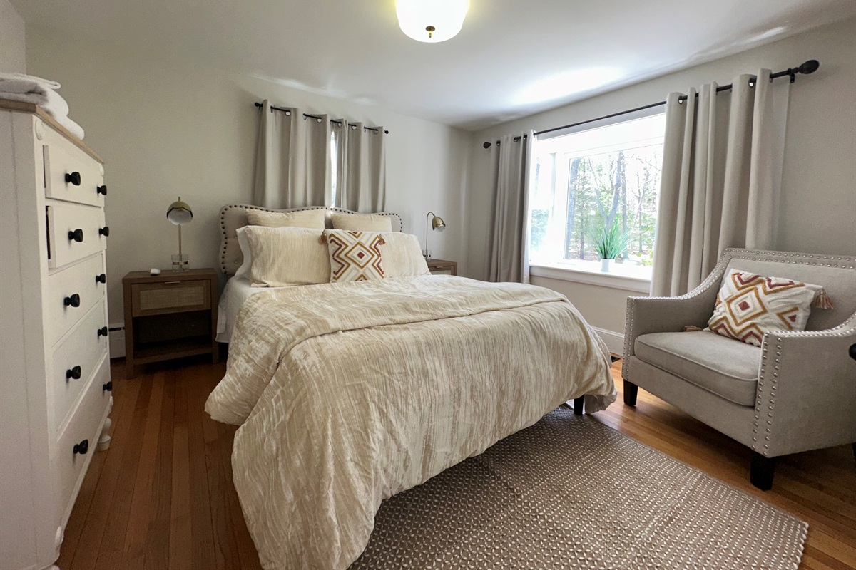 3 bedrooms sleeps 6 guests with 2 queen beds and 2 twin beds.