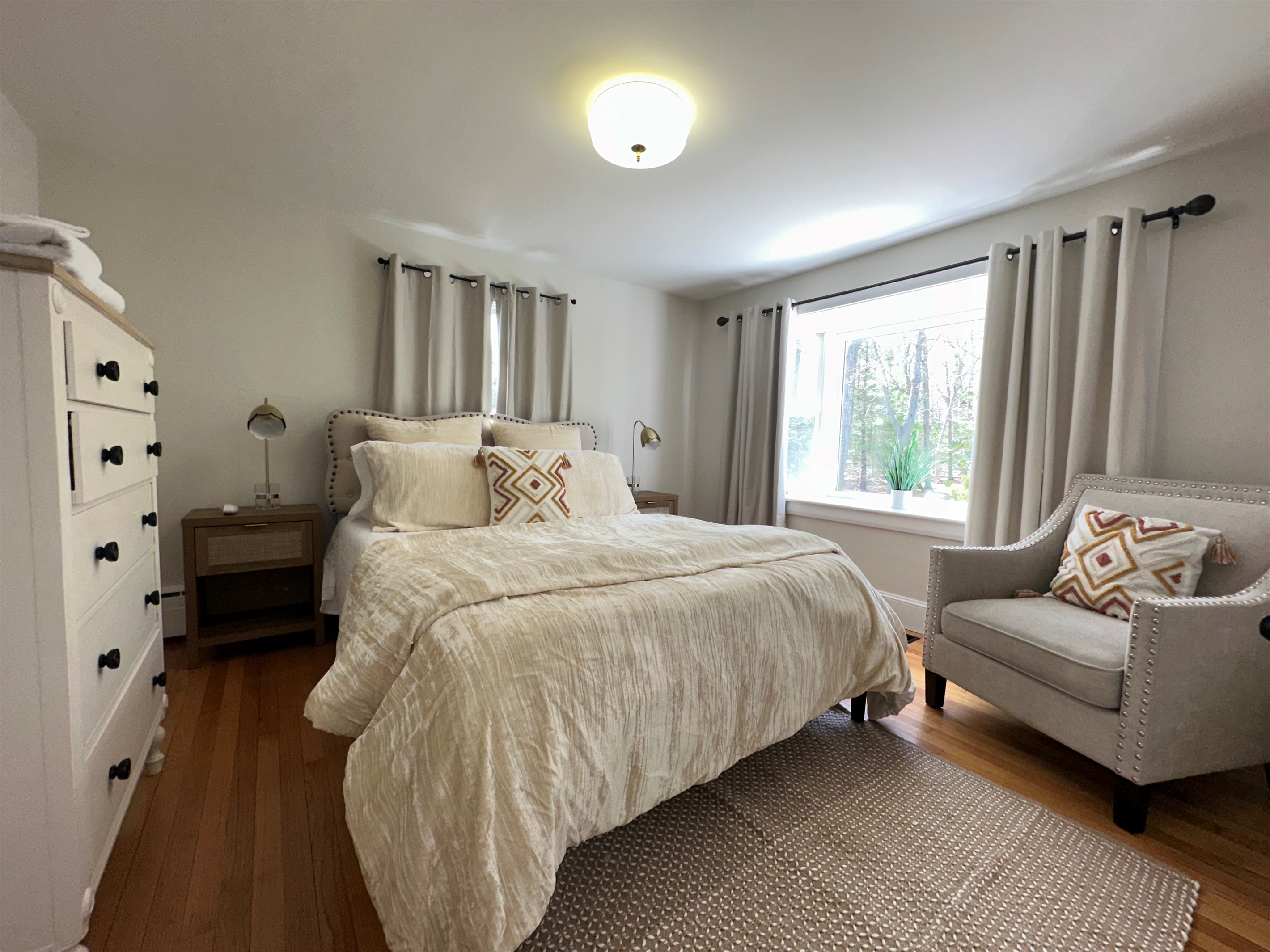 3 bedrooms sleeps 6 guests with 2 queen beds and 2 twin beds.
