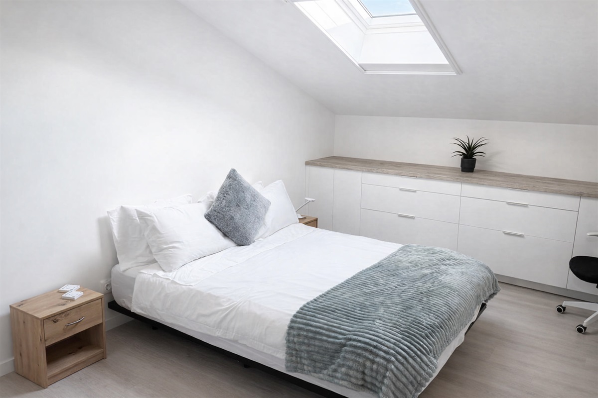 BEDROOM 4  with remote SKYLIGHT and shutter