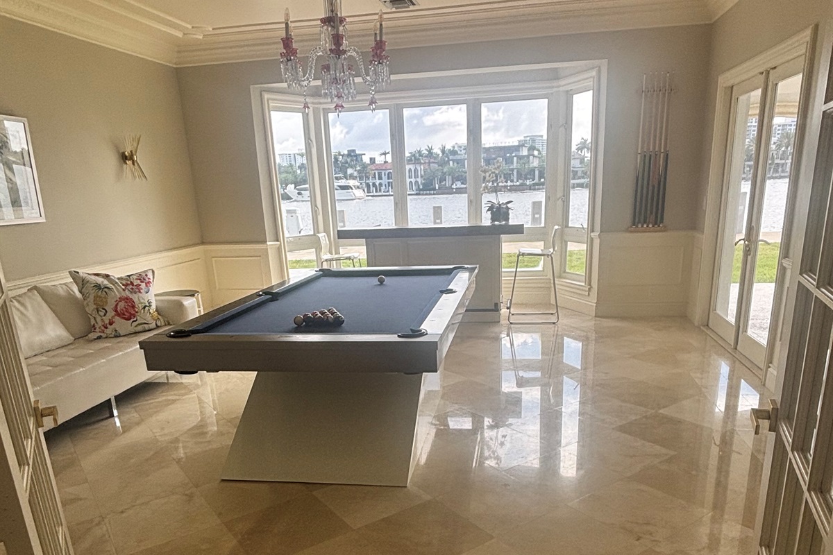 Pool Table 8ft with all accessories with a view