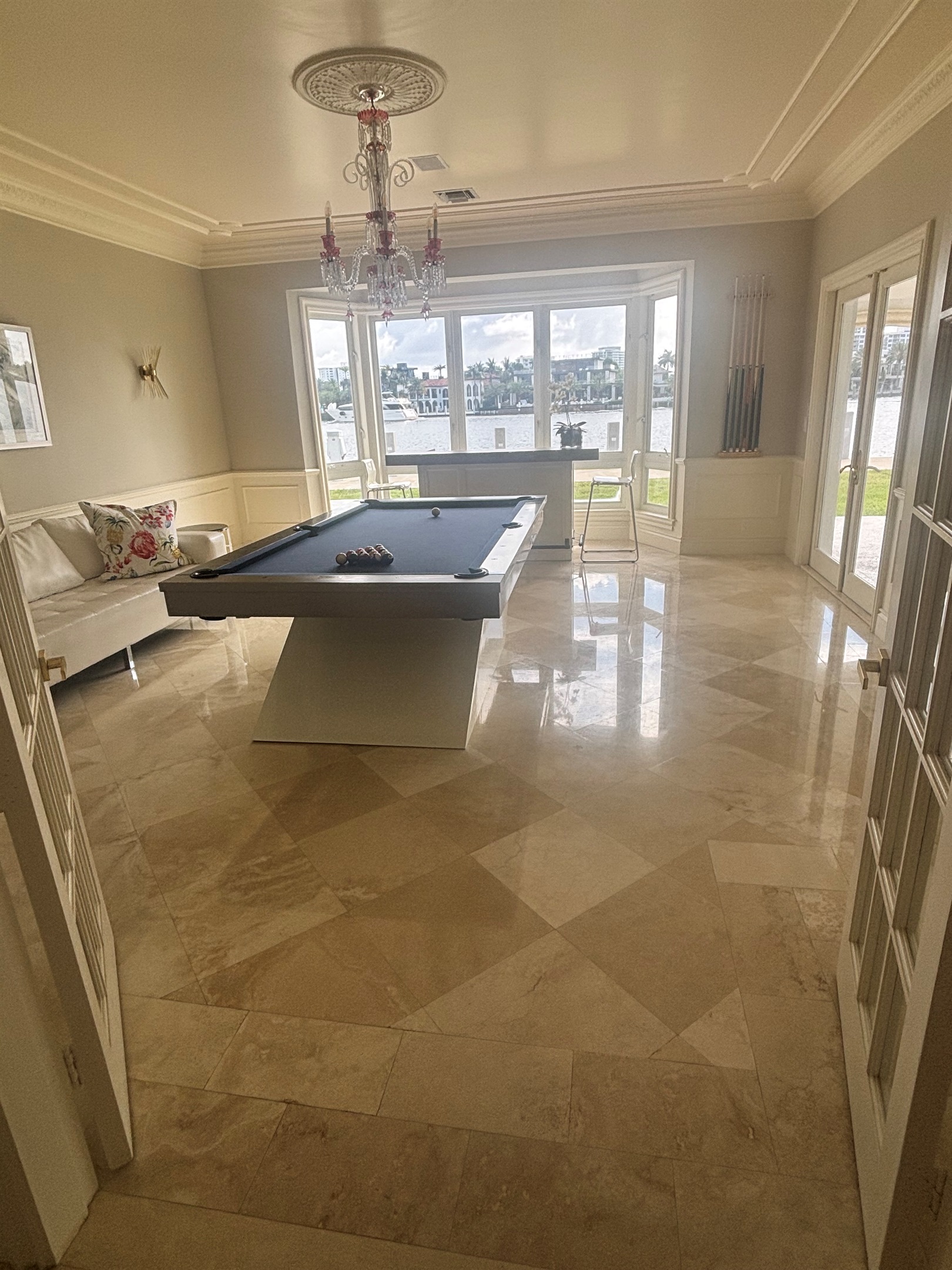 Pool Table 8ft with all accessories with a view