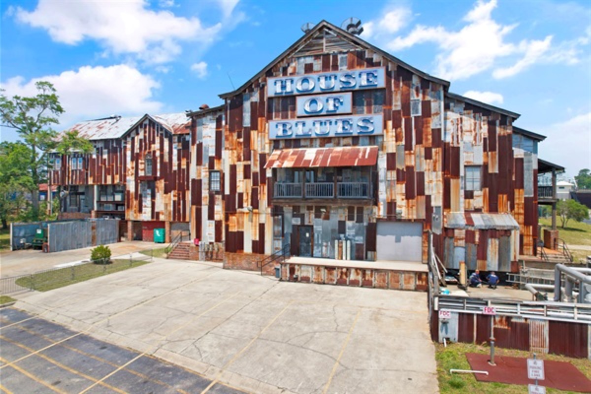  Short Drive to  Local Food and Attractions!
