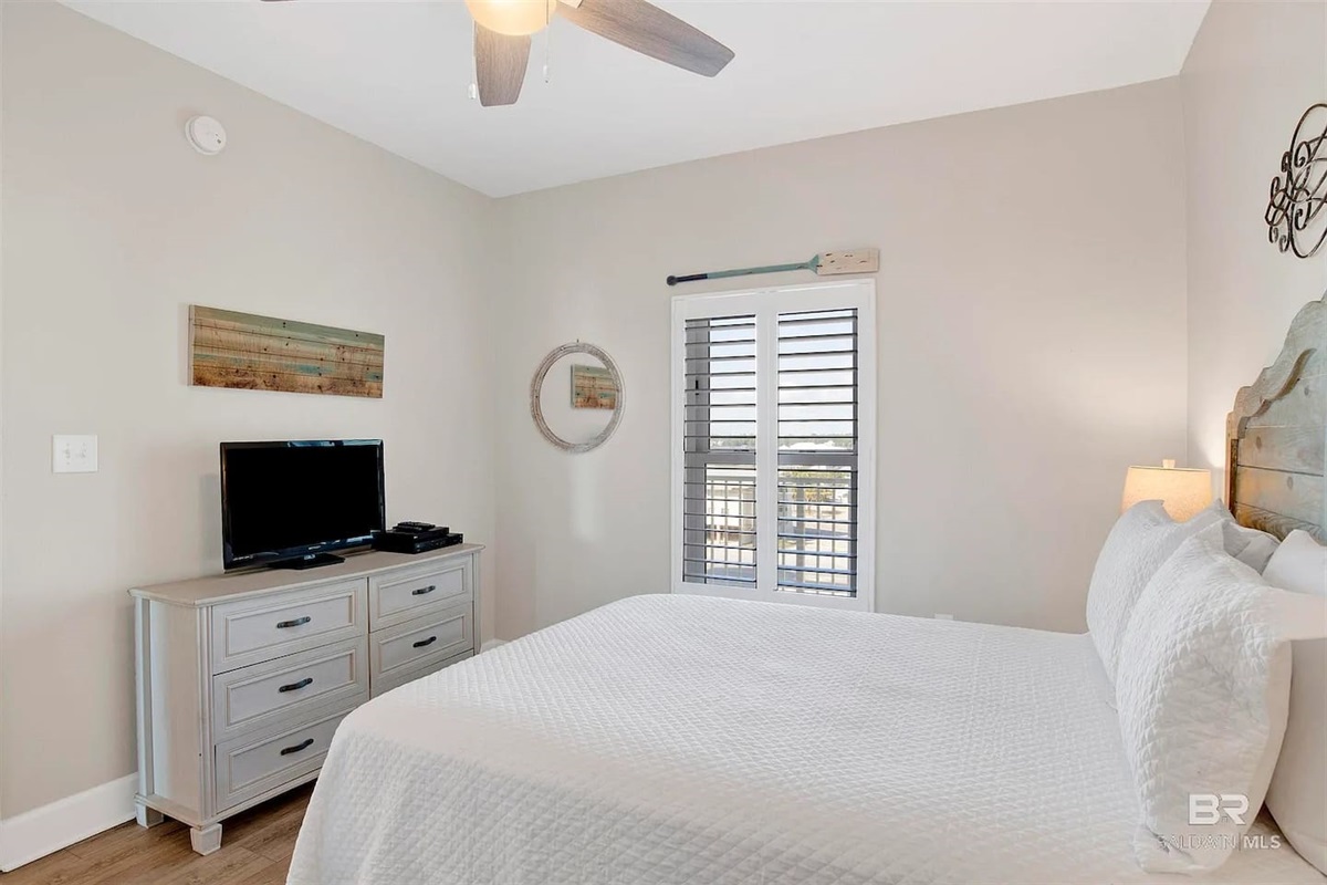 Guest room with Queen Bed