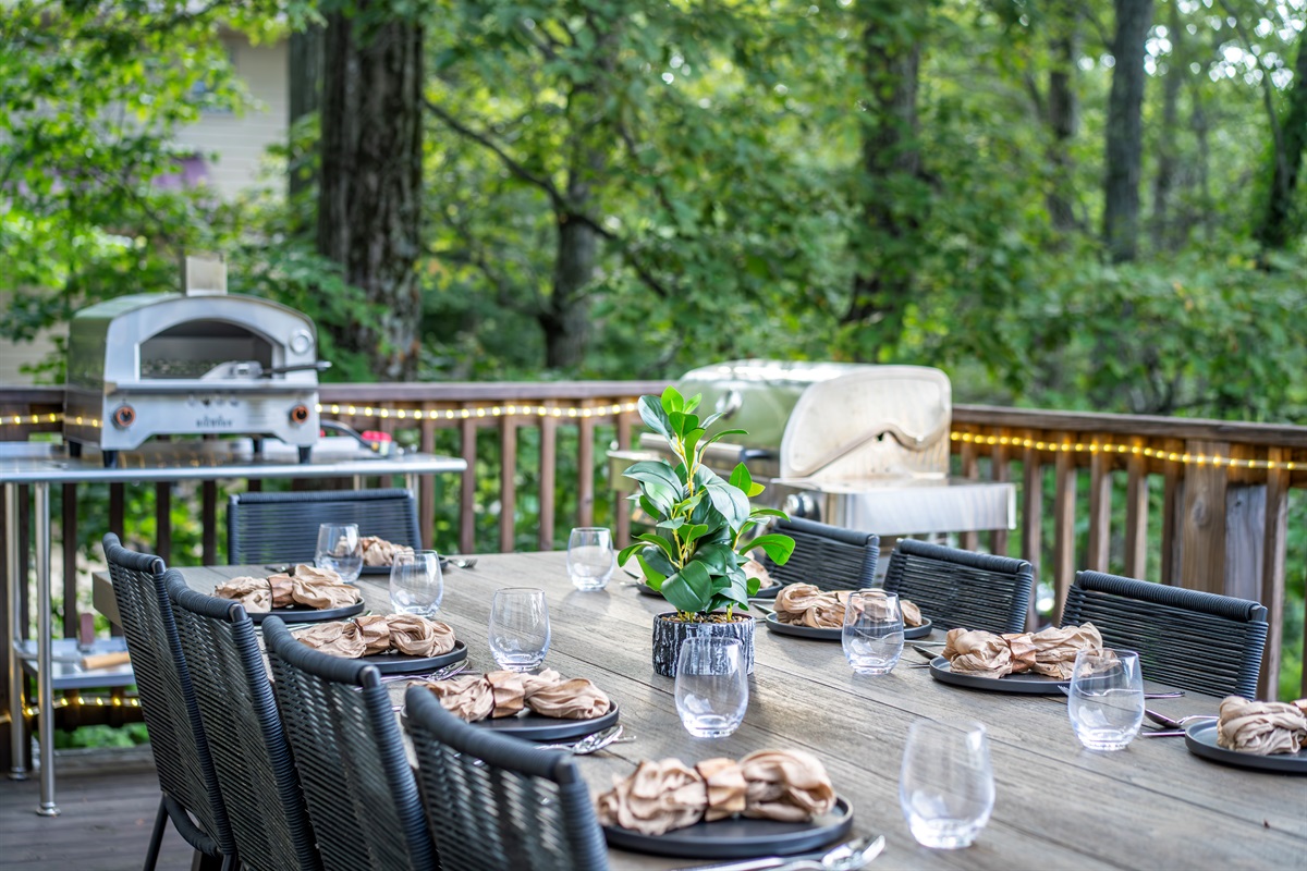 Host an unforgettable dinner at the 10-person table, with a stainless pizza oven and grill just steps away—elevated dining, literally