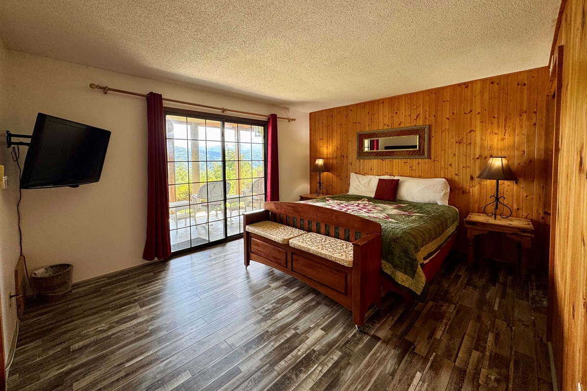 SPRING KING BEDROOM DOWNSTAIRS VIEW