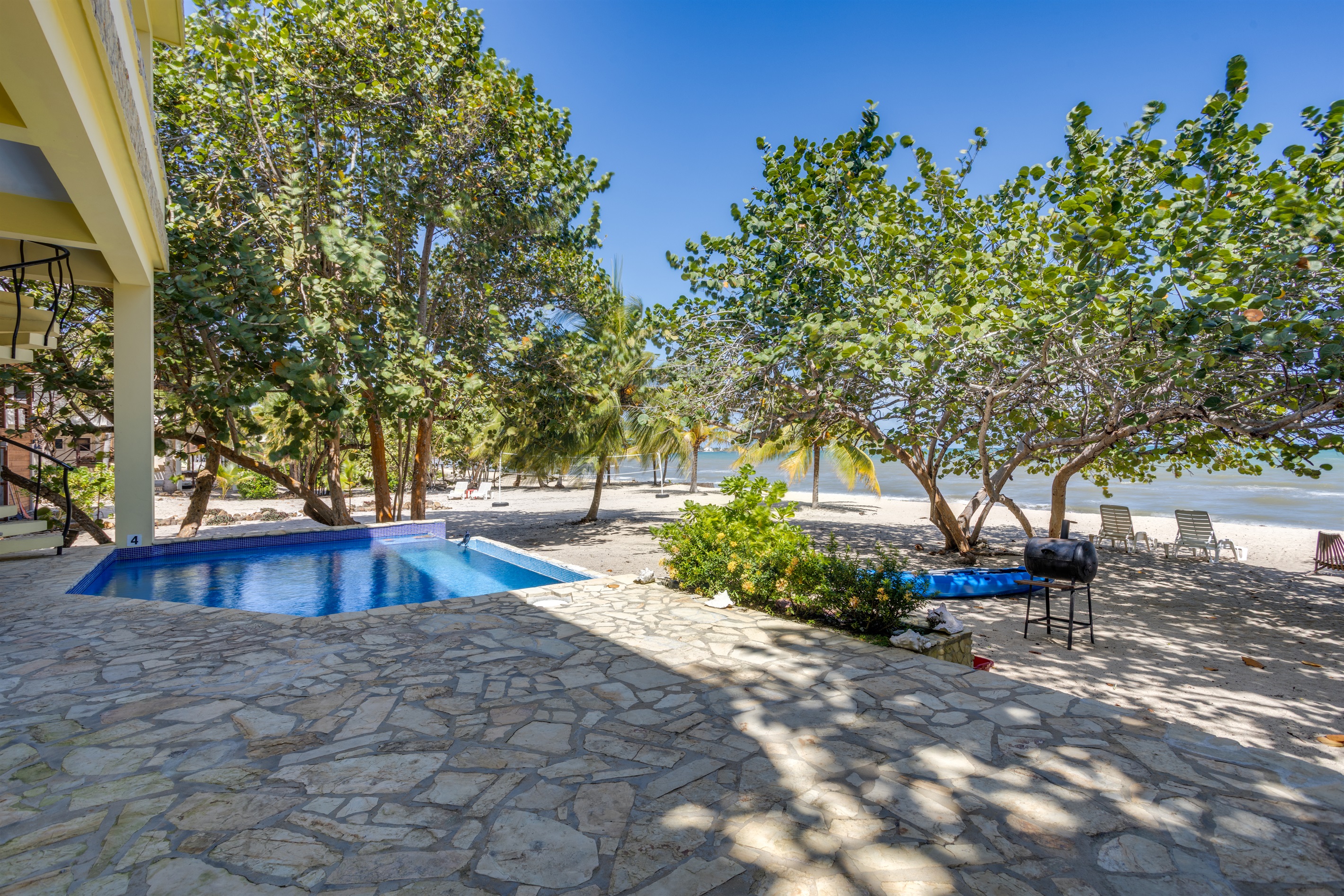 Pool, BBQ, kayak, beach loungers and the Caribbean Sea