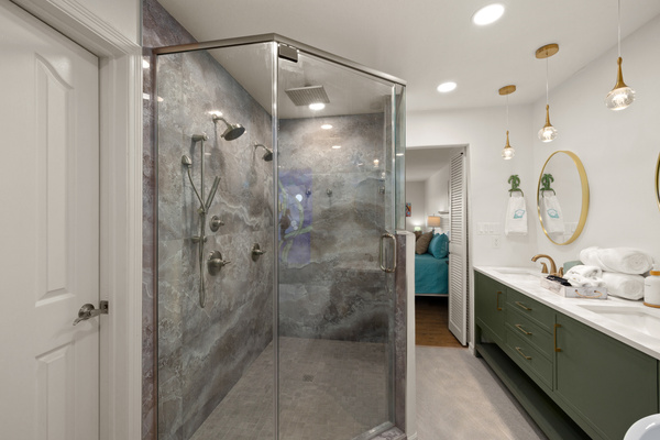 Pelican ensuite / Walk in double shower / Rain Shower