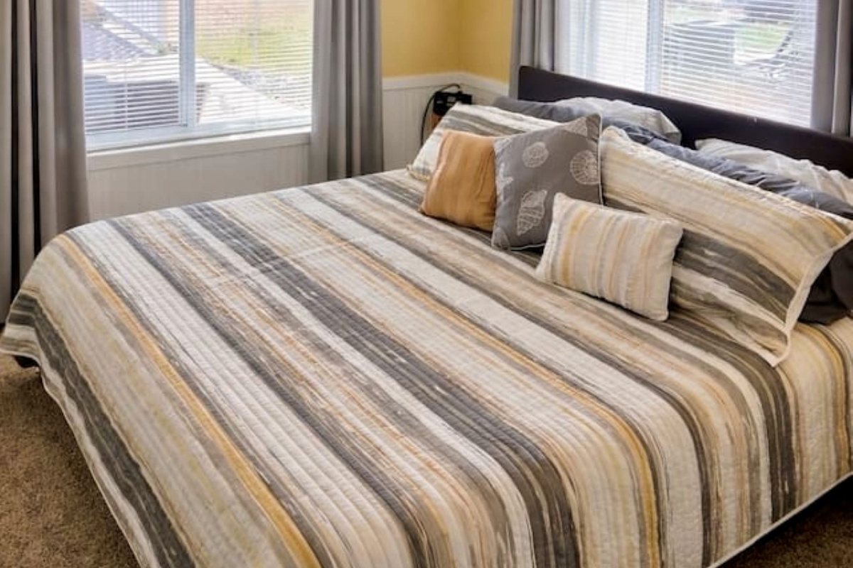 King bed lake view