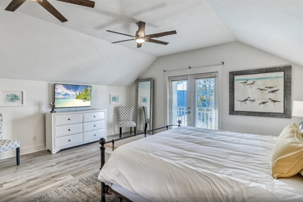 3rd floor Primary Suite - King Bed