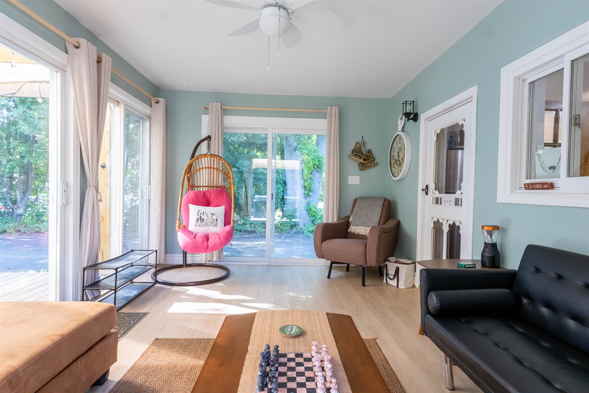 Beautiful 3 season sunroom/screened in porch