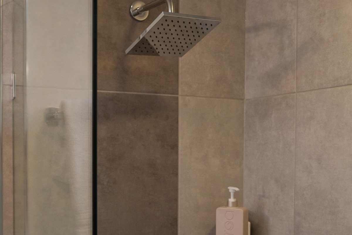 Hallway bath w/ shower