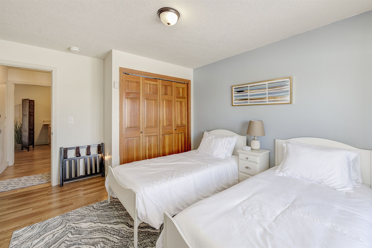 Kids bedroom with 2 twin beds