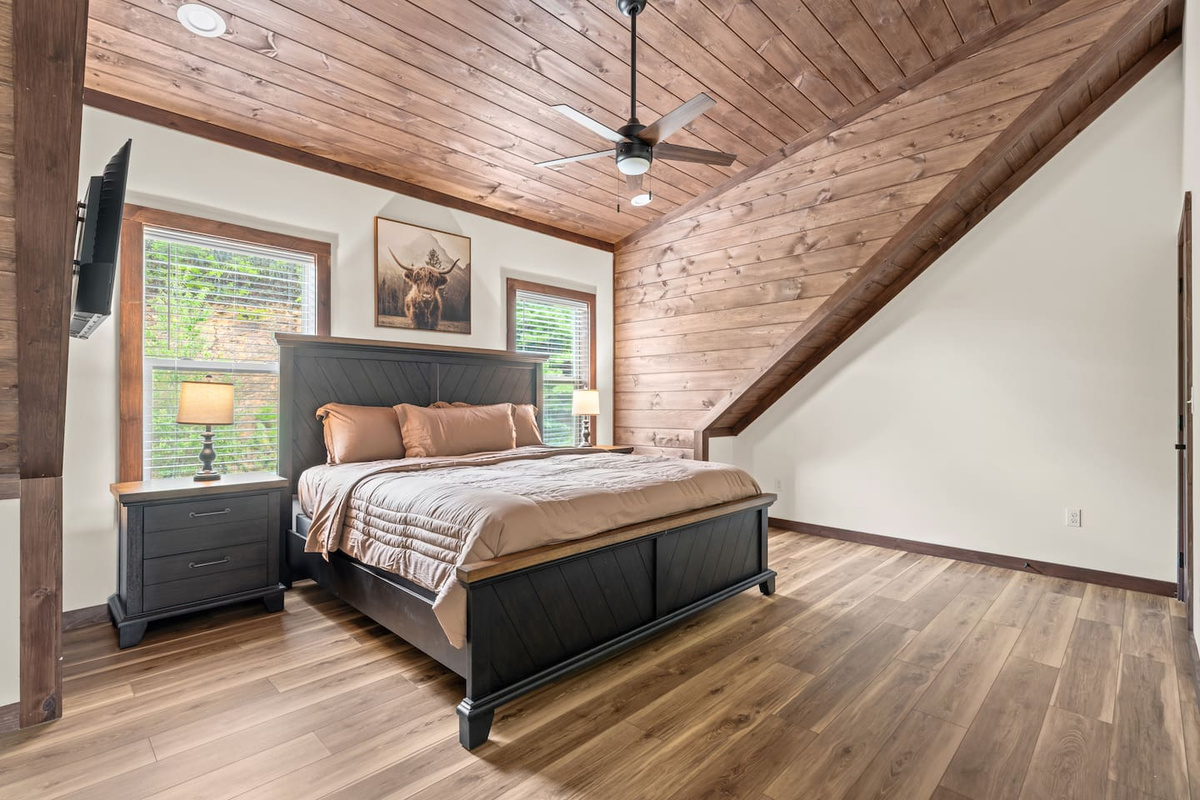 upstairs king bedroom 