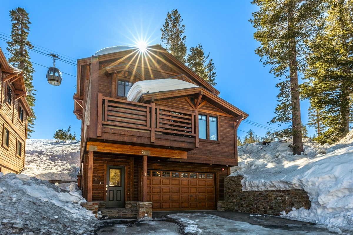 Mountainside #1 is the ultimate slopeside stay—a one-of-a-kind single-family home with unbeatable views of Canyon and the closest doorstep-to-lift access you’ll find. Perfect for families or groups of friends looking to play hard and relax even harder.