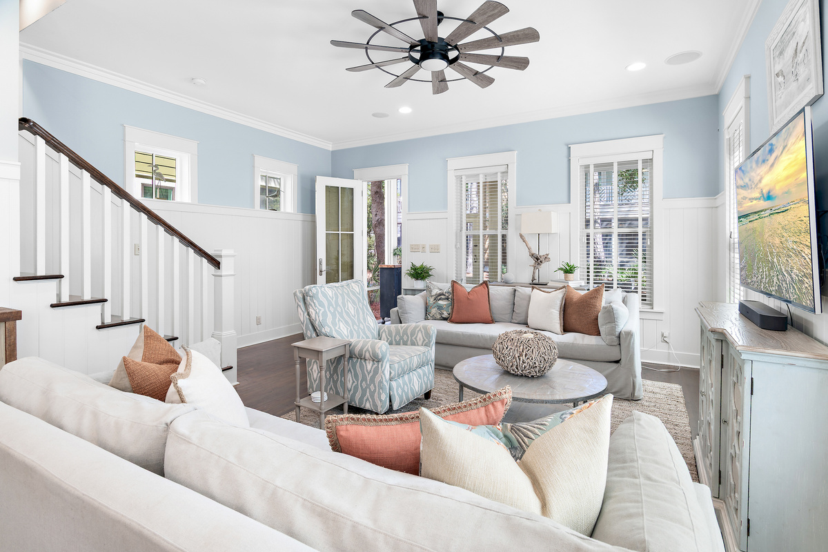 Sun-filled windows and beach-inspired d&eacute;cor create a relaxed vibe.