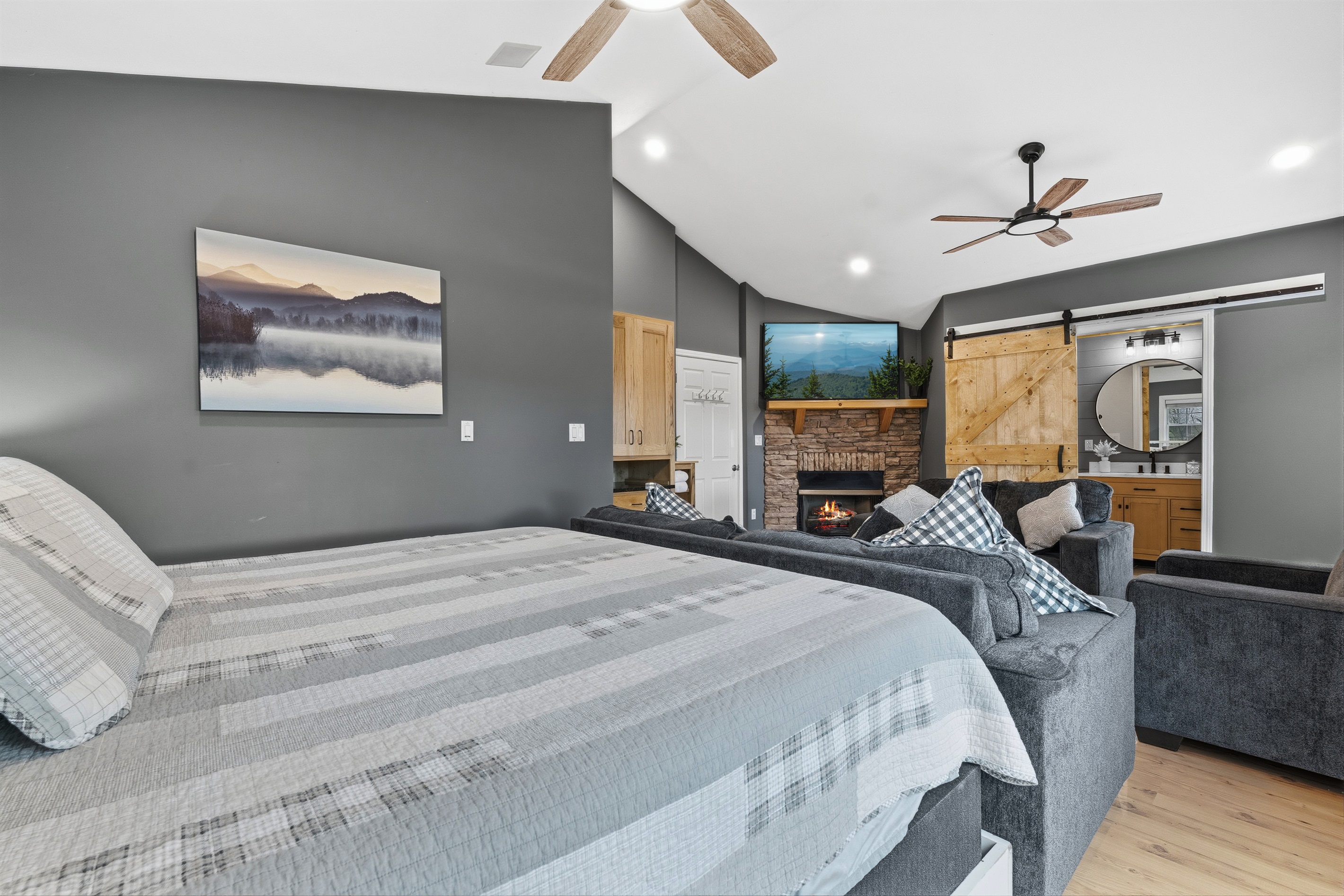 En-suite master bedroom, fireplace, reading area (folds out to bed) + king size bed