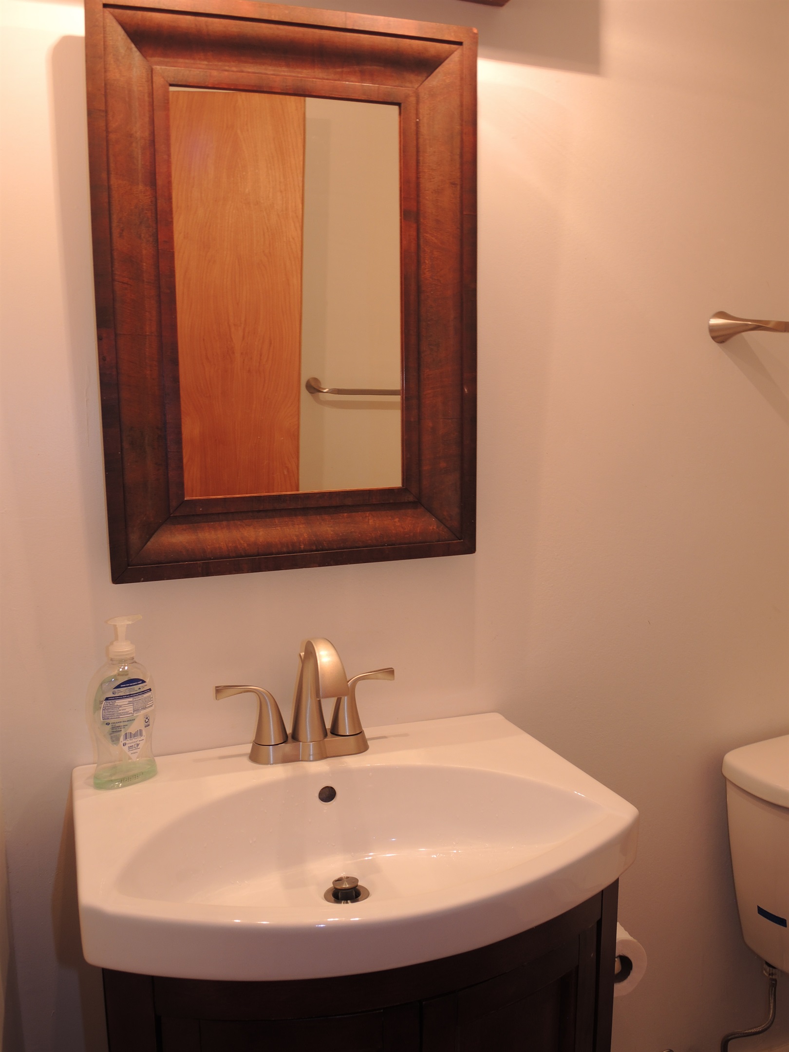 1st floor bath off hallway w/ tub/shower