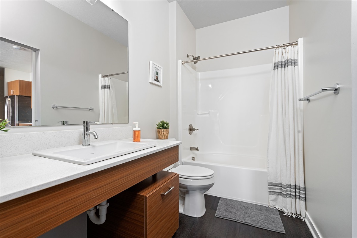 Ensuite full bathroom