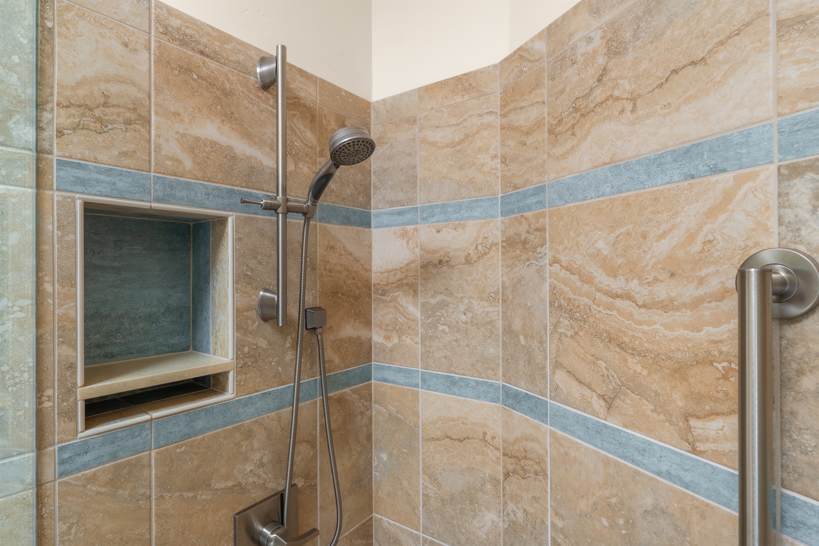 Premium details throughout. Our walk-in guest showers feature beautiful custom tilework, convenient built-in niches, and high-end adjustable showerheads.