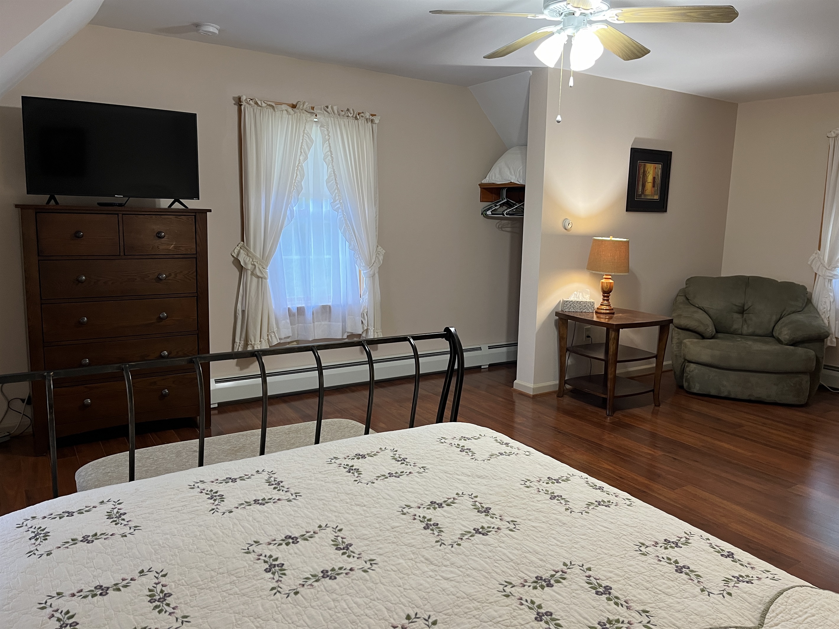 2nd floor Queen w/ reading nook